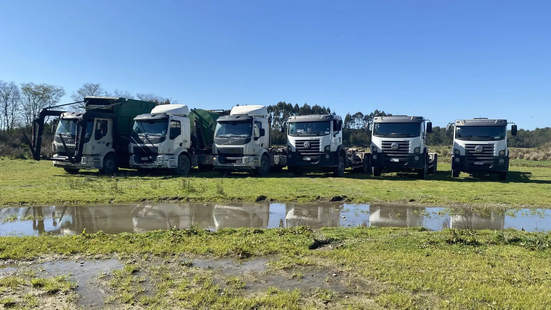 Flota de camiones de REXIN y HURO Transporte en el centro logístico de Puerto Montt